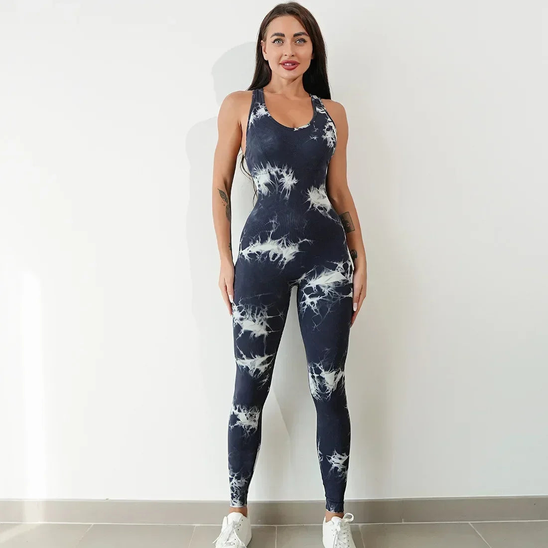 EnergyFlow Haze™ – Stylowy kombinezon sportowy z dynamicznym wzorem tie dye i wycięciem na plecach – idealny na jogę, fitness, siłownię i aktywności na świeżym powietrzu.