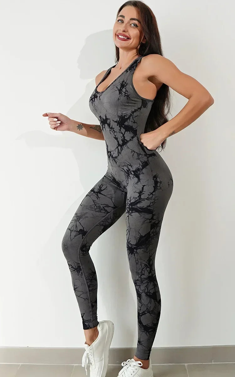EnergyFlow Haze™ – Stylowy kombinezon sportowy z dynamicznym wzorem tie dye i wycięciem na plecach – idealny na jogę, fitness, siłownię i aktywności na świeżym powietrzu.