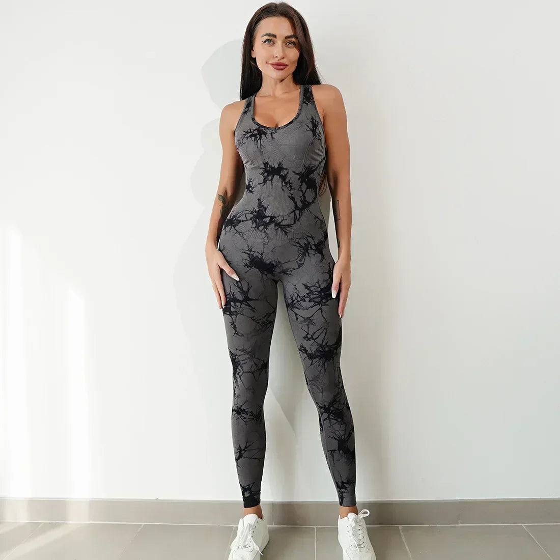 EnergyFlow Haze™ – Stylowy kombinezon sportowy z dynamicznym wzorem tie dye i wycięciem na plecach – idealny na jogę, fitness, siłownię i aktywności na świeżym powietrzu.