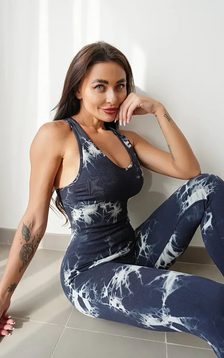 EnergyFlow Haze™ – Stylowy kombinezon sportowy z dynamicznym wzorem tie dye i wycięciem na plecach – idealny na jogę, fitness, siłownię i aktywności na świeżym powietrzu.