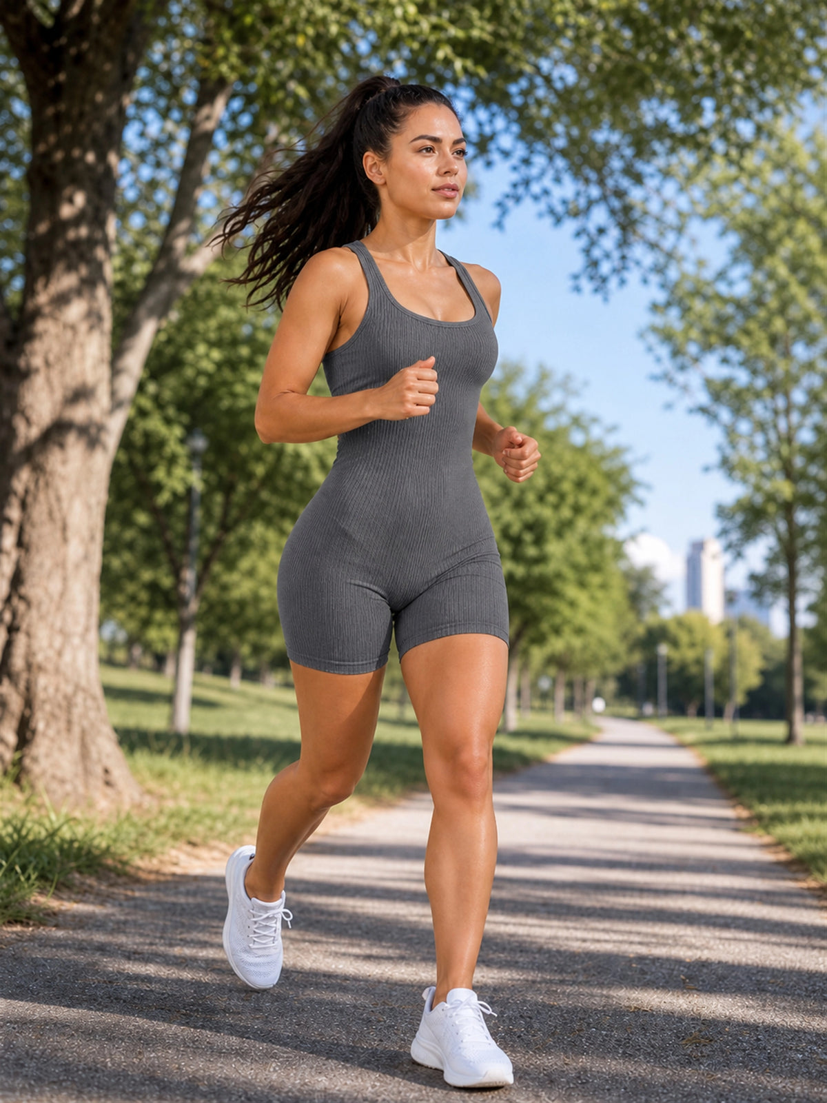 Bezszwowy krótki kombinezon sportowy Kilimili ActiveGrace Essence Short na ramiączkach, kolor szary.