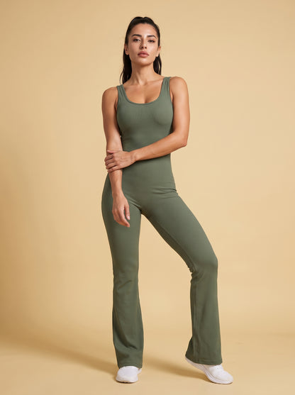 Modelka w oliwkowozielonym kombinezonie Flame pozuje przodem w studio

