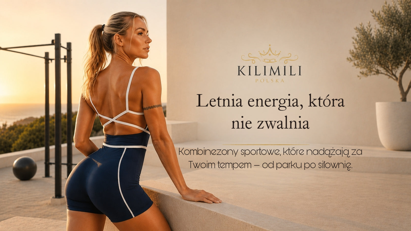 Baner główny Kilimili — kombinezon sportowy na lato, kolor granatowy, sesja o zachodzie słońca.